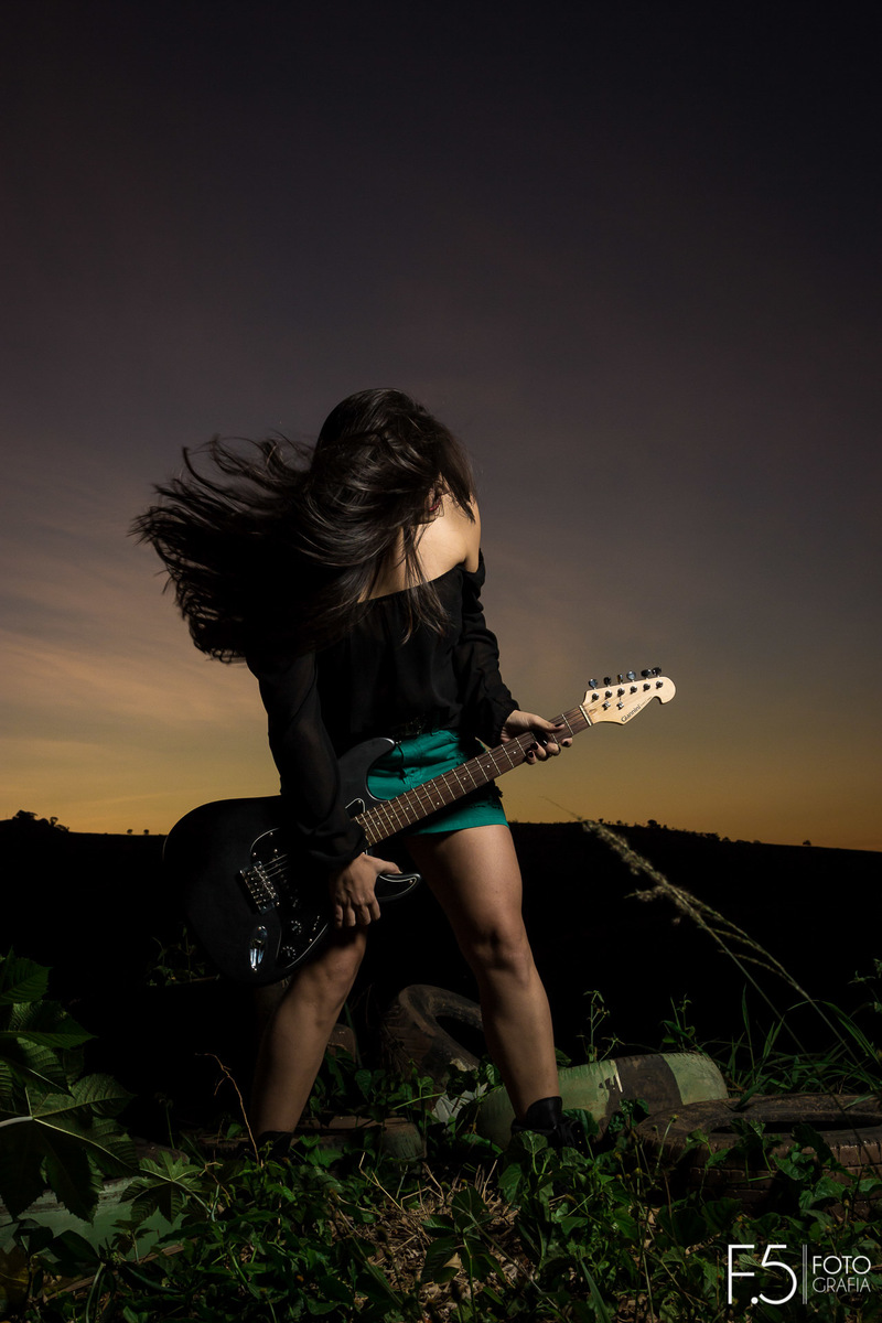 Bruna, rockeira tocando guitarra, em Muzambinho - MG.