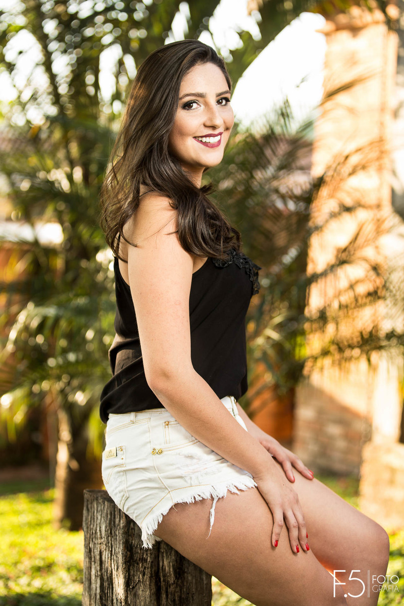 Jéssica em meio ao jardim, em Muzambinho - MG.