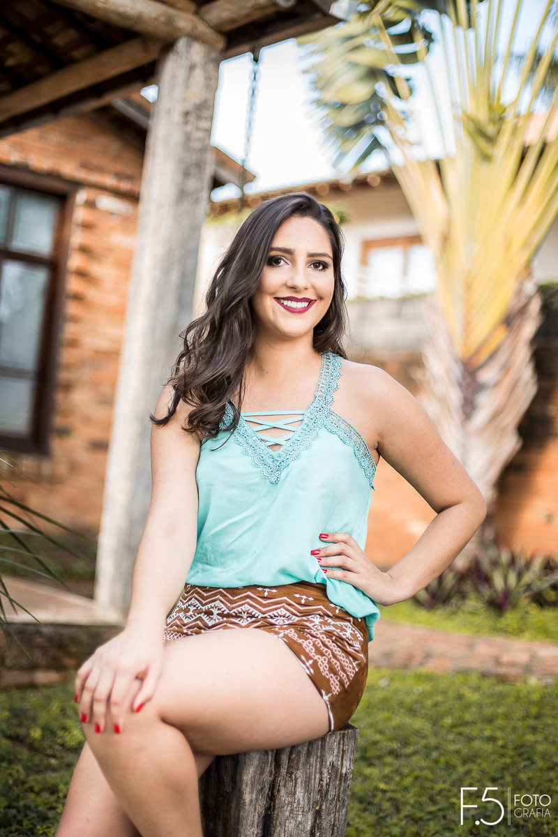 Jéssica, sorrindo com a mão na cintura, em Muzambinho - MG.