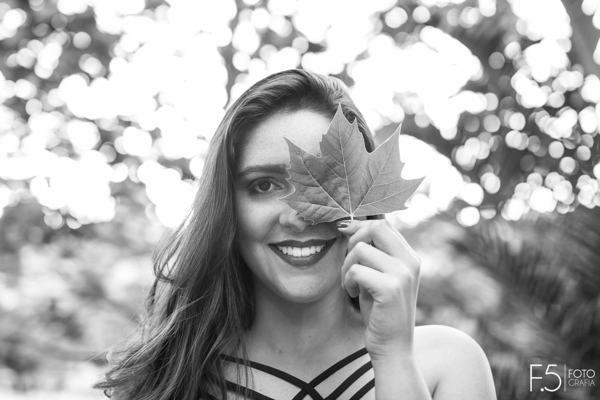 Jéssica, tapando o olho com uma folha, em Muzambinho - MG