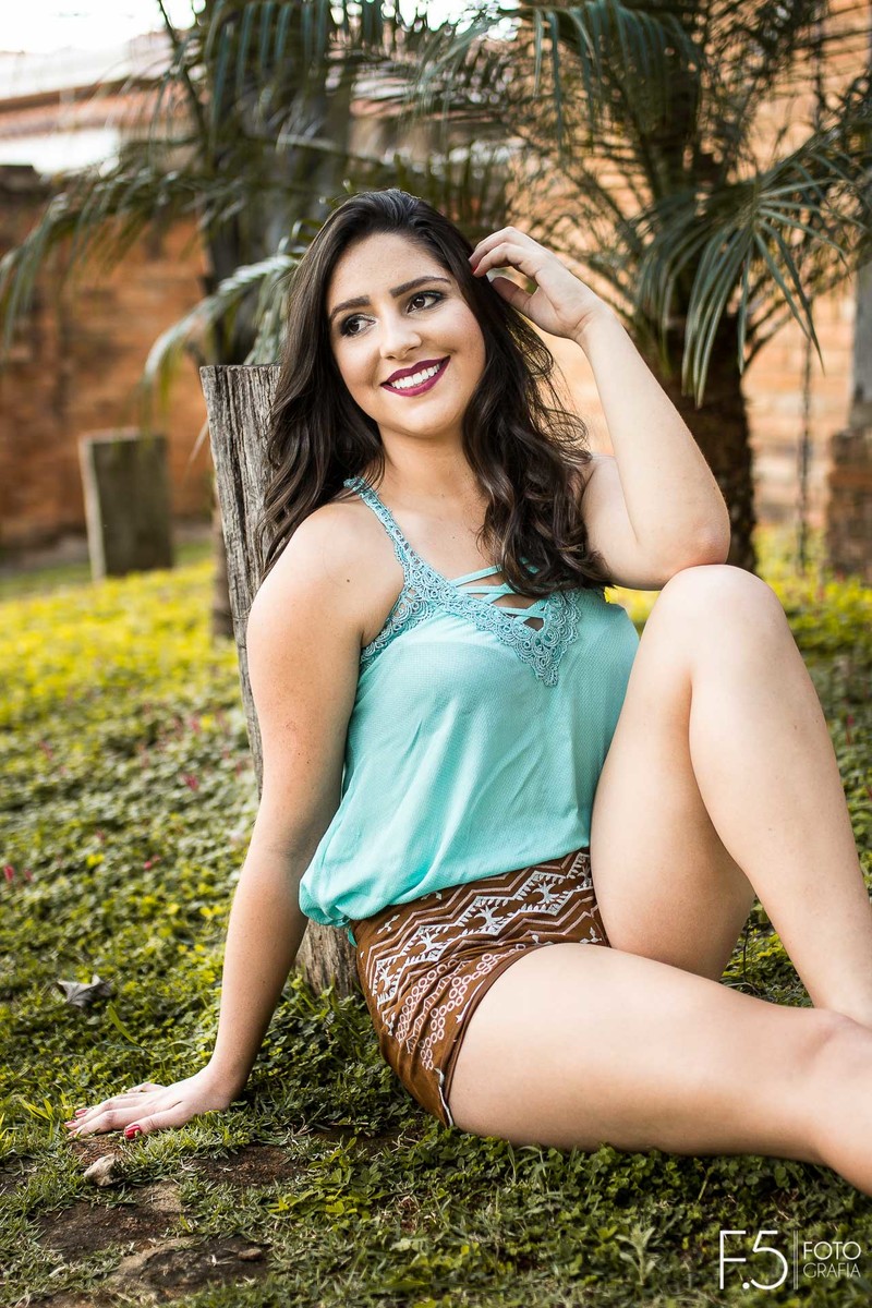 Jéssica, sentada e com a mão no cabelo, em Muzambinho - MG