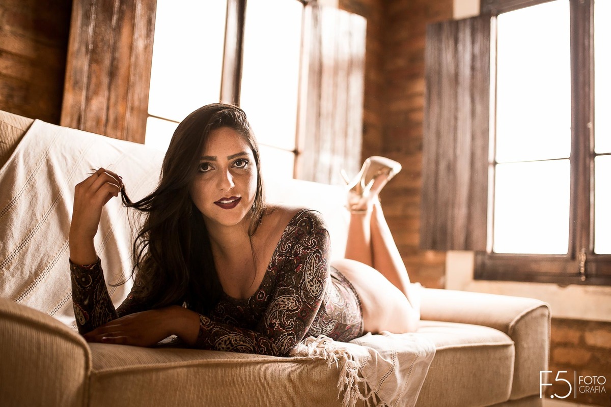 Jéssica, deitada no sofá, em Muzambinho-MG