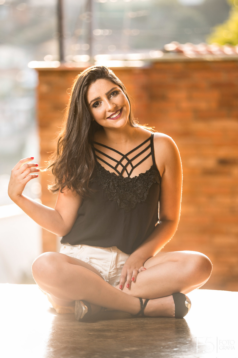 Jéssica, sentada com pernas cruzadas, em Muzambinho- MG.