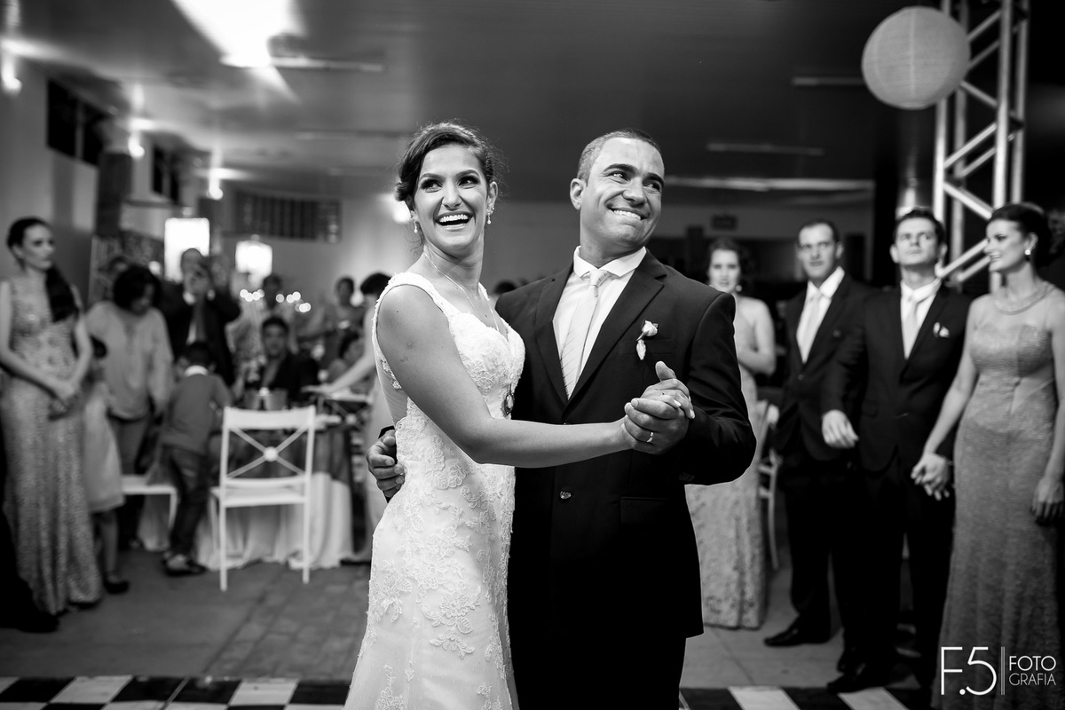 Noivos Márcia e Renato, dançando e esbanjando sorrisos em meio a sua festa, em Muzambinho - MG.