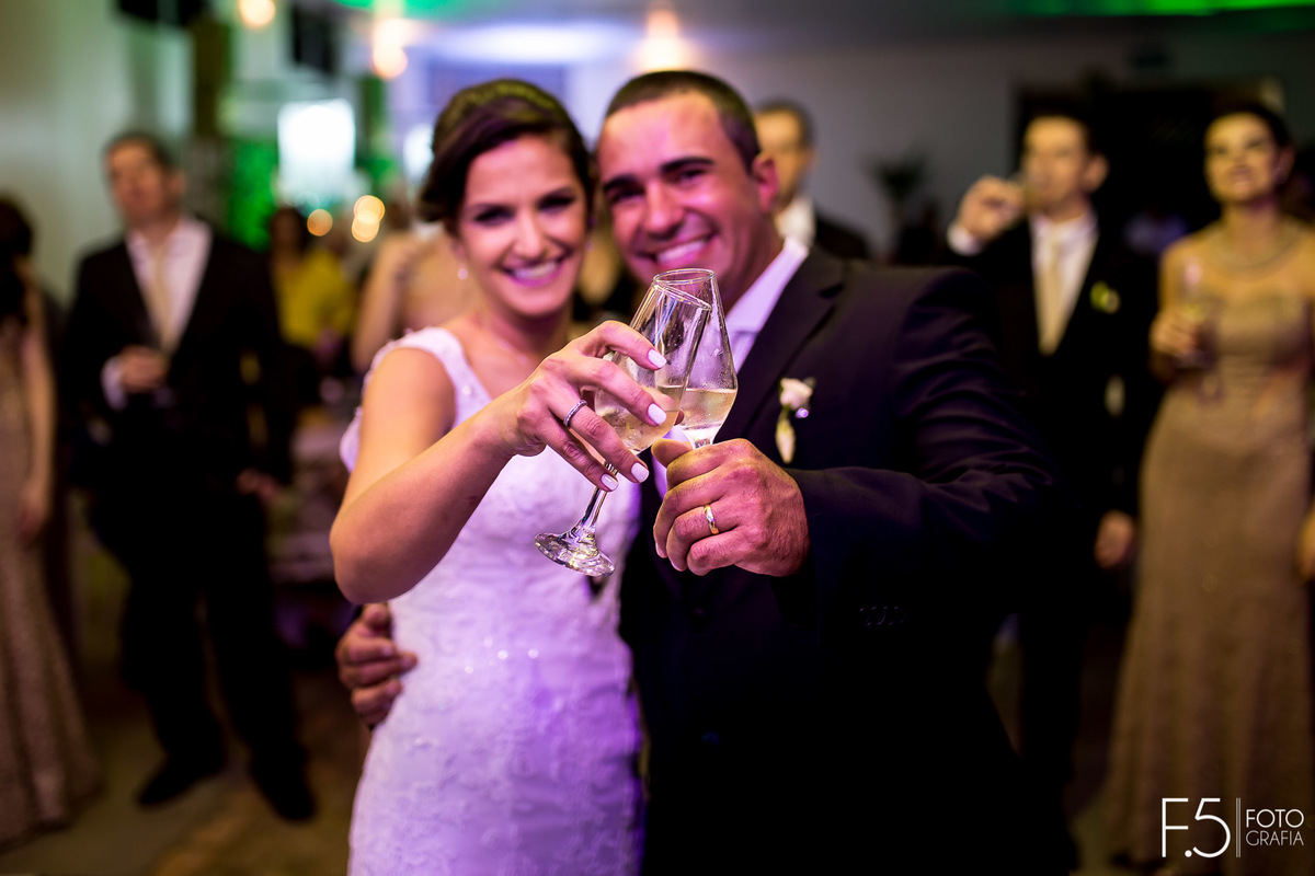 Noivos Márcia e Renato, brindando em Muzambinho - MG