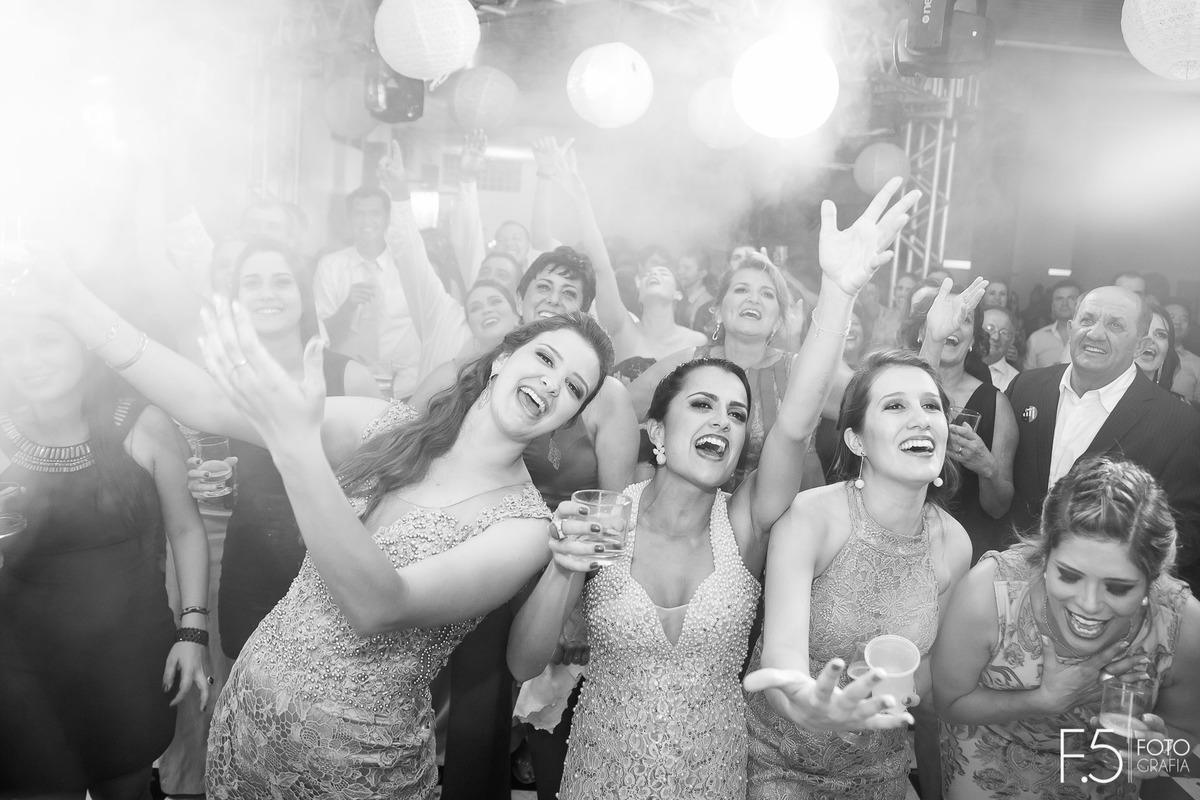 Festa de casamento dos noivos, Márcia e Renato, amigos curtindo, em Muzambinho - MG.