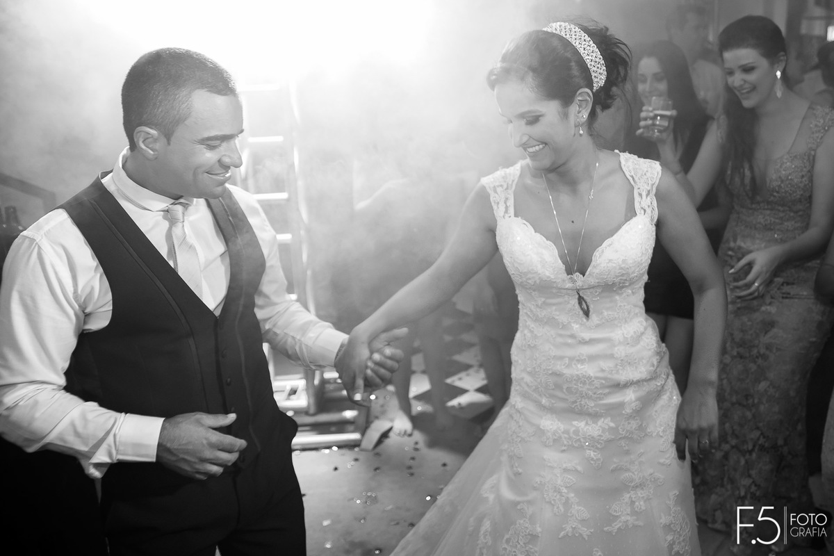 Noivos Márcia e Renato, dançando em meio a pista de dança, em Muzambinho - MG