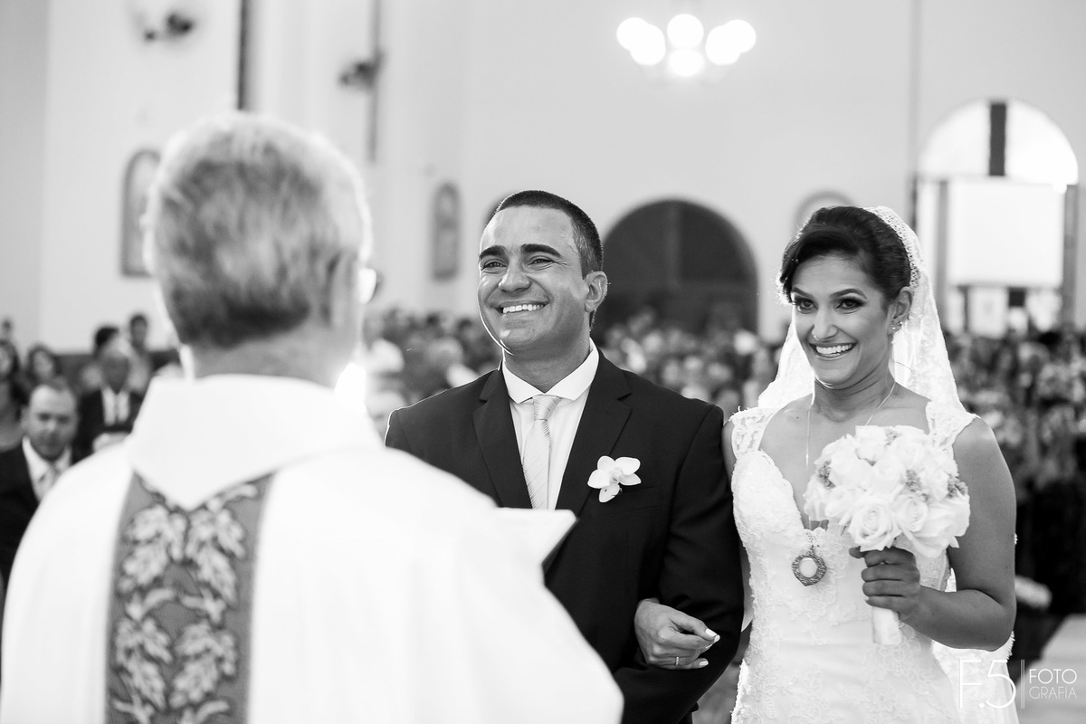 Casamento Márcia e Renato, sorrindo em meio a cerimônia em Muzambinho - MG.