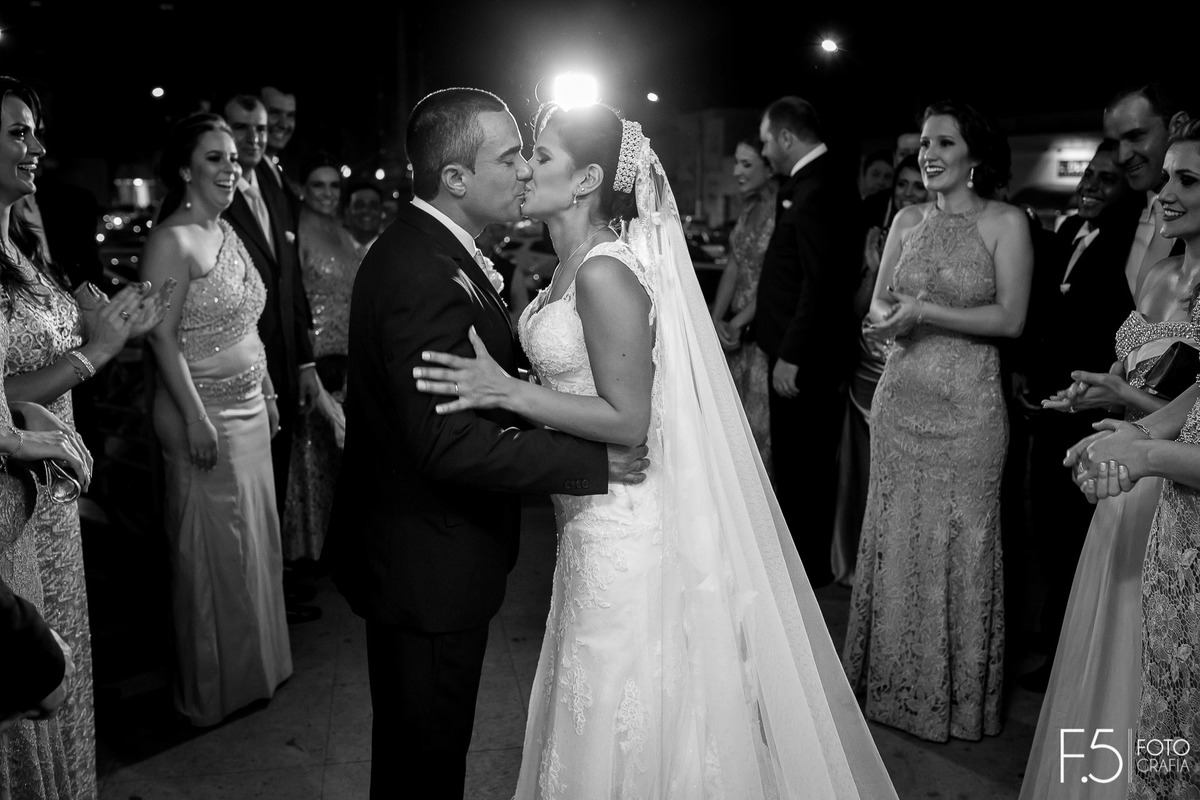 Noivos Márcia e Renato, se beijando após a cerimônia, em Muzambinho - MG