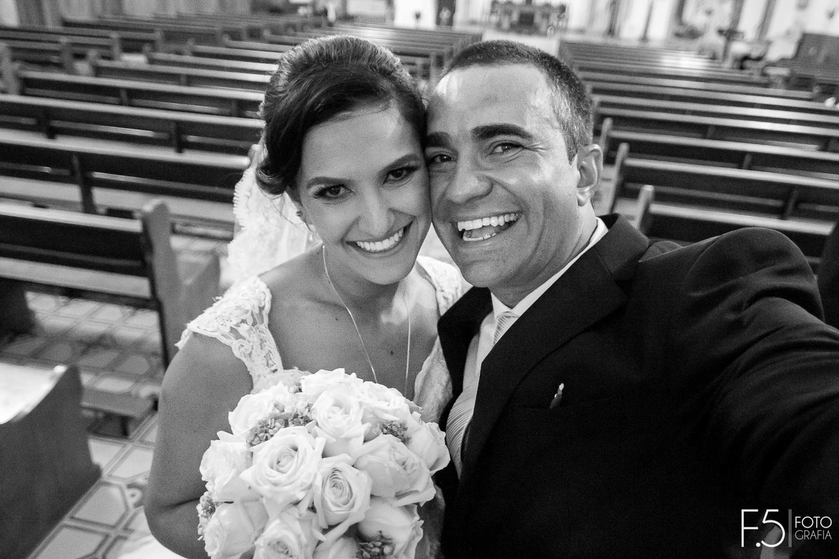 Selfie dos noivos, Márcia e Renato, após a cerimônia em Muzambinho - MG.