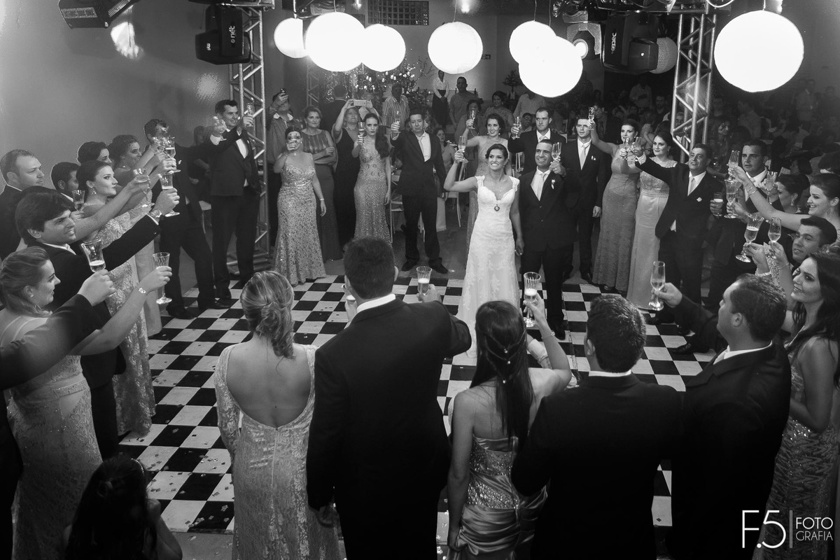 Festa dos noivos, Márcia e Renato, todos brindando, em Muzambinho - MG.