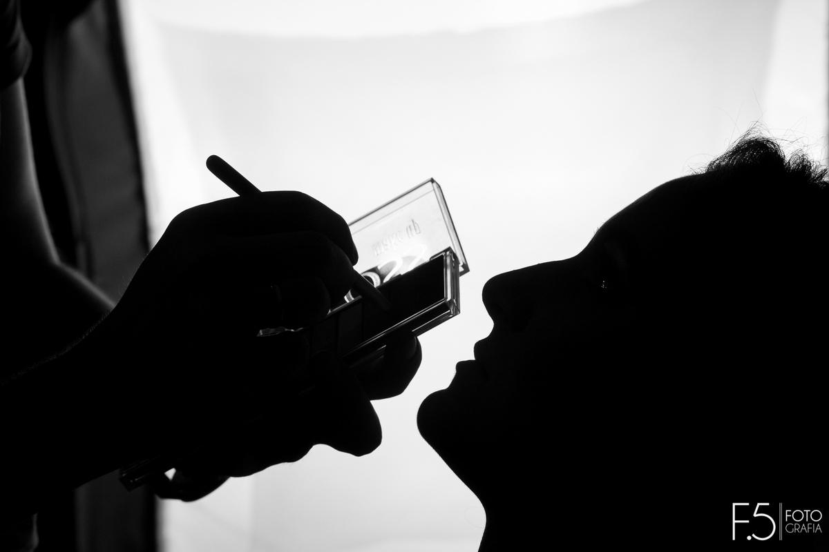 Making of da noiva, Márcia, se maquiando para cerimônia, em Muzambinho - MG.