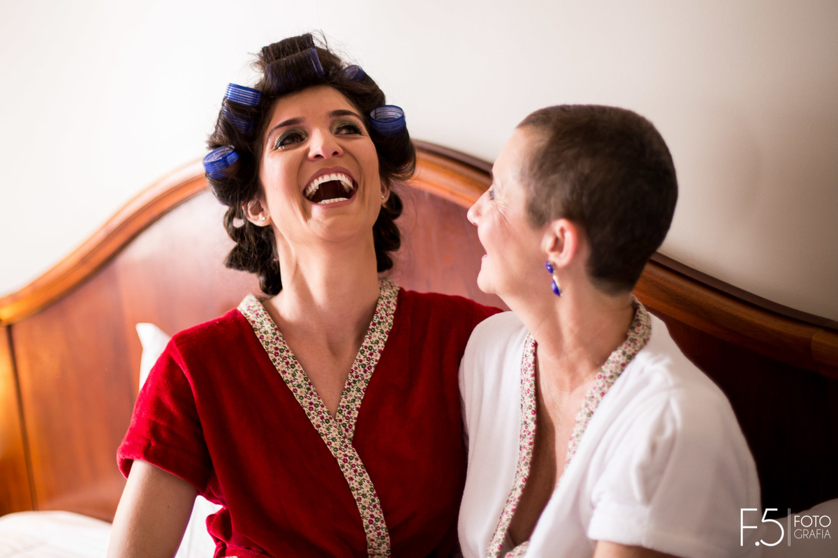 Making of da noiva, Eliza, ela e sua mãe trocando sorrisos, em Poços de Caldas - MG.