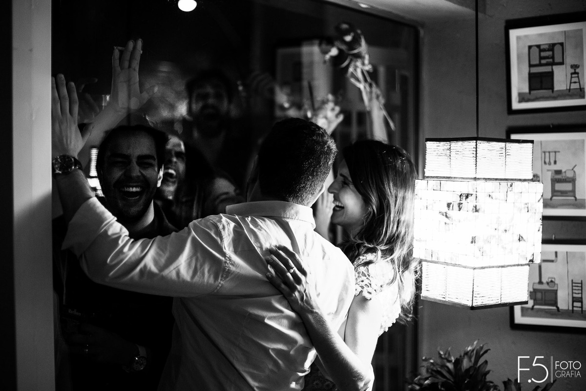 Noivos Eliza e Lucas, curtindo sua festa de casamento em Poços de Caldas - MG.