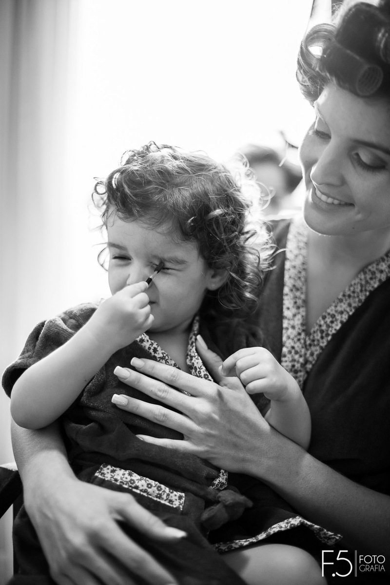 Making of da noiva, Eliza, segurando criança no colo em Poços de  Caldas - MG.