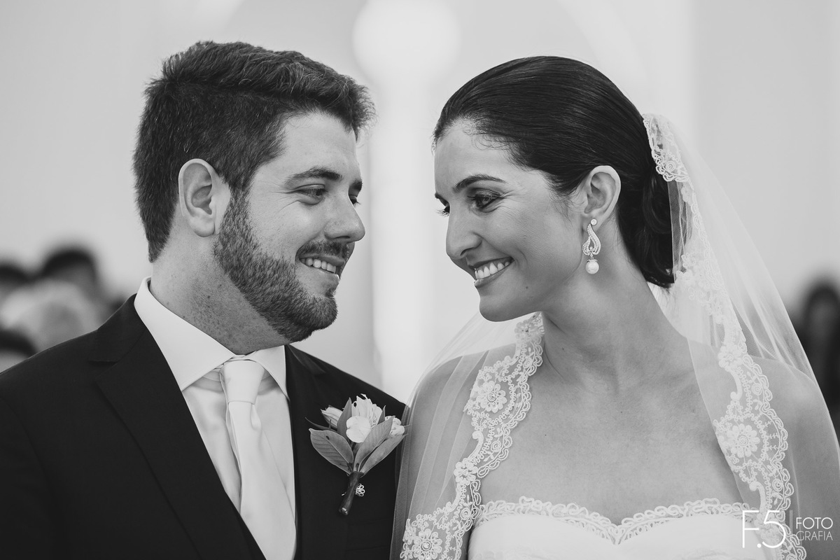 Casamento Eliza e Lucas, noivos se olhando, em Poços de Caldas - MG.