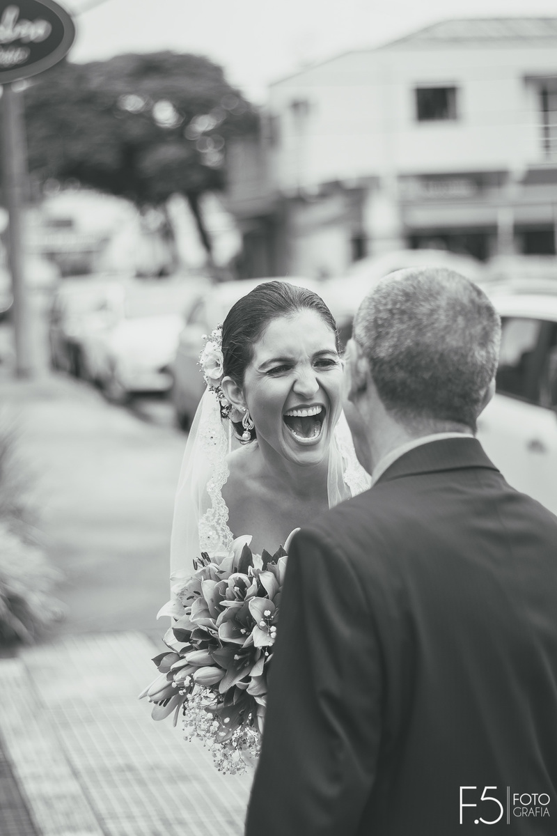 Casamento Eliza e Lucas, noiva e seu pai sorrindo na porta da igreja, em Poços de Caldas - MG.