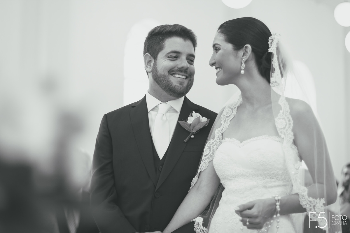 Casamento Eliza e Lucas, noivos se olhando na cerimônia, em Poços de Caldas - MG.