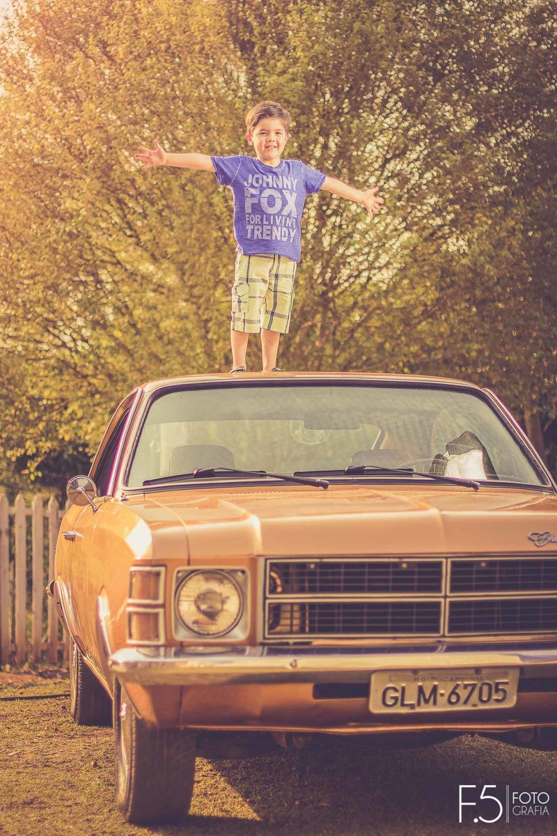 João Vitor, em cima do opala, em Muzambinho - MG.