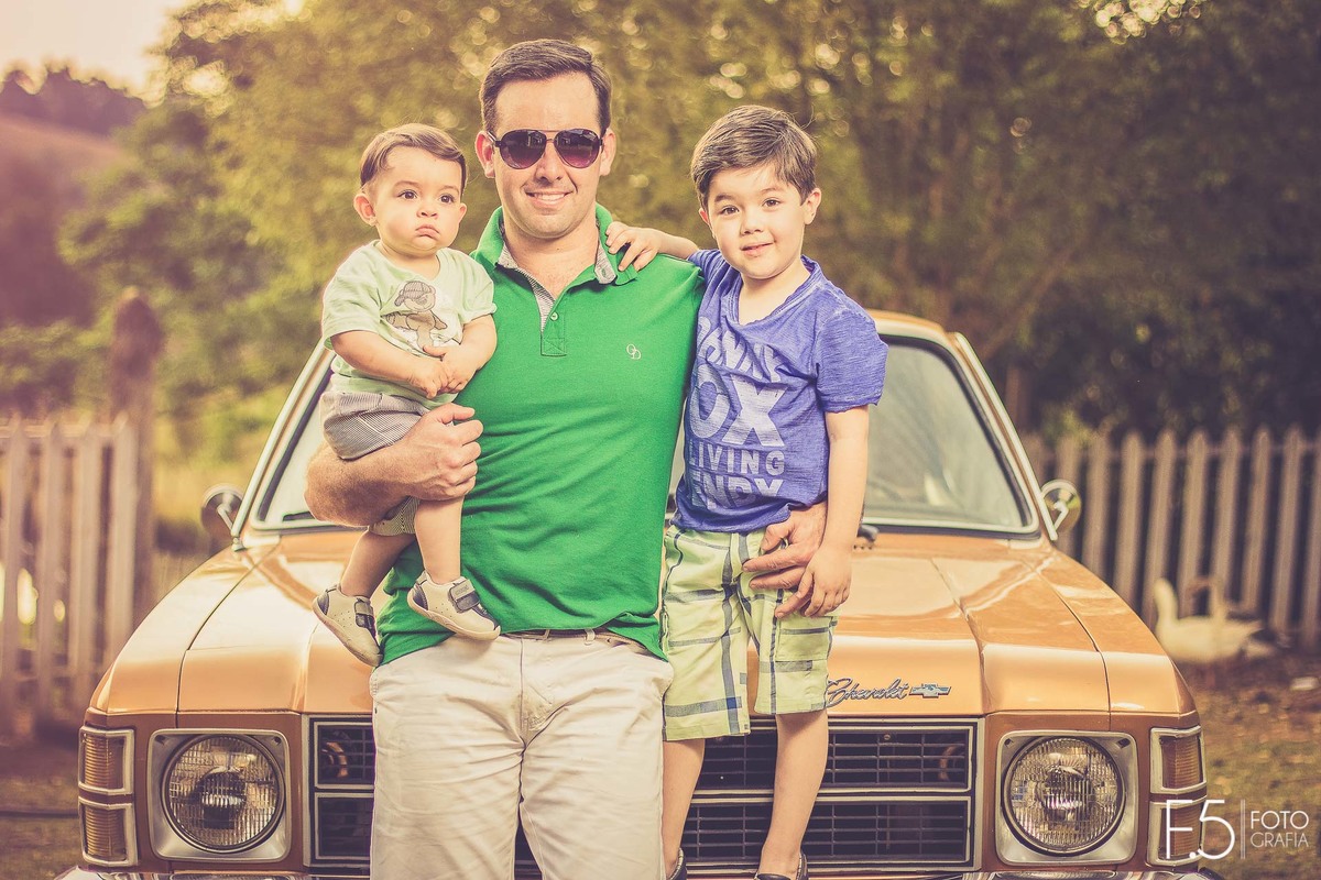 João Paulo e filhos, posando para foto em frente ao opala, em Muzambinho - MG.
