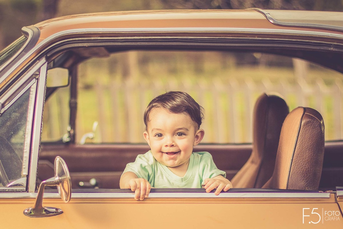 João Gabriel todo sorridente na janela do carro, em Muzambinho - MG.
