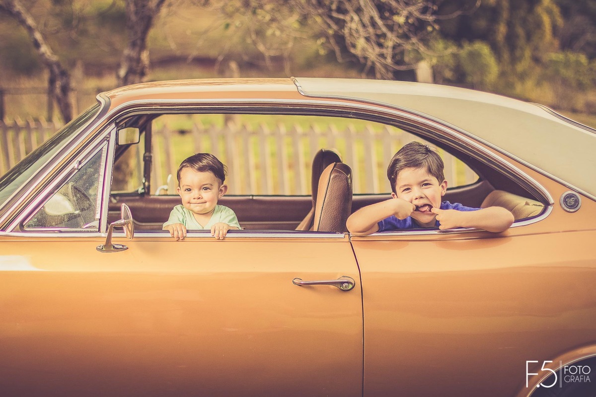 Irmãos dentro do opala, em Muzambinho - MG.