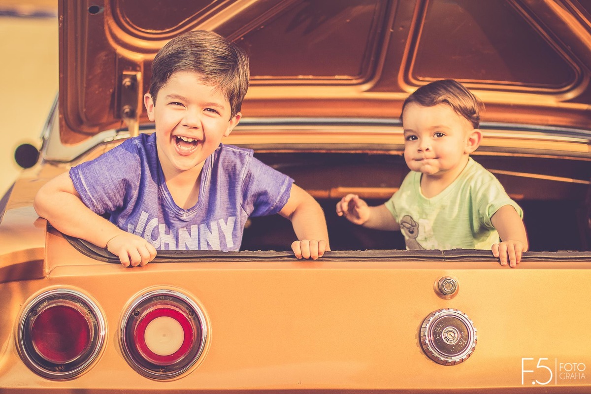 Irmãos sorrindo, em Muzambinho - MG.