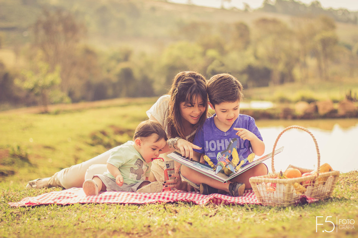Priscila lendo para seus filhos em um Parque, em Muzambinho - MG.