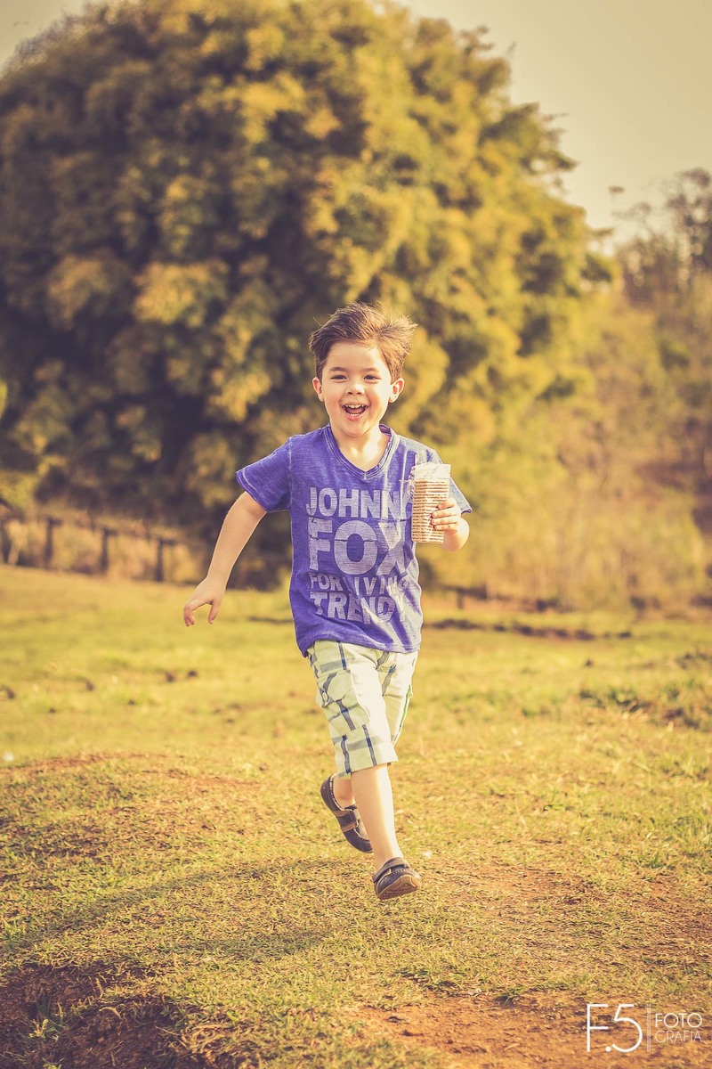 João Vitor, correndo em meio a um Parque em Muzambinho - MG.
