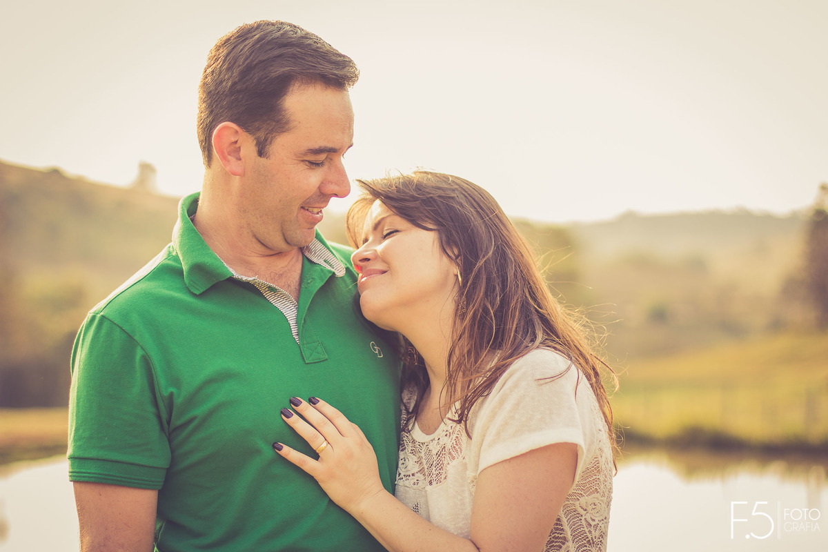 Casal Priscila e João Paulo, se abraçando e ele a olhando, em Muzambinho - MG.