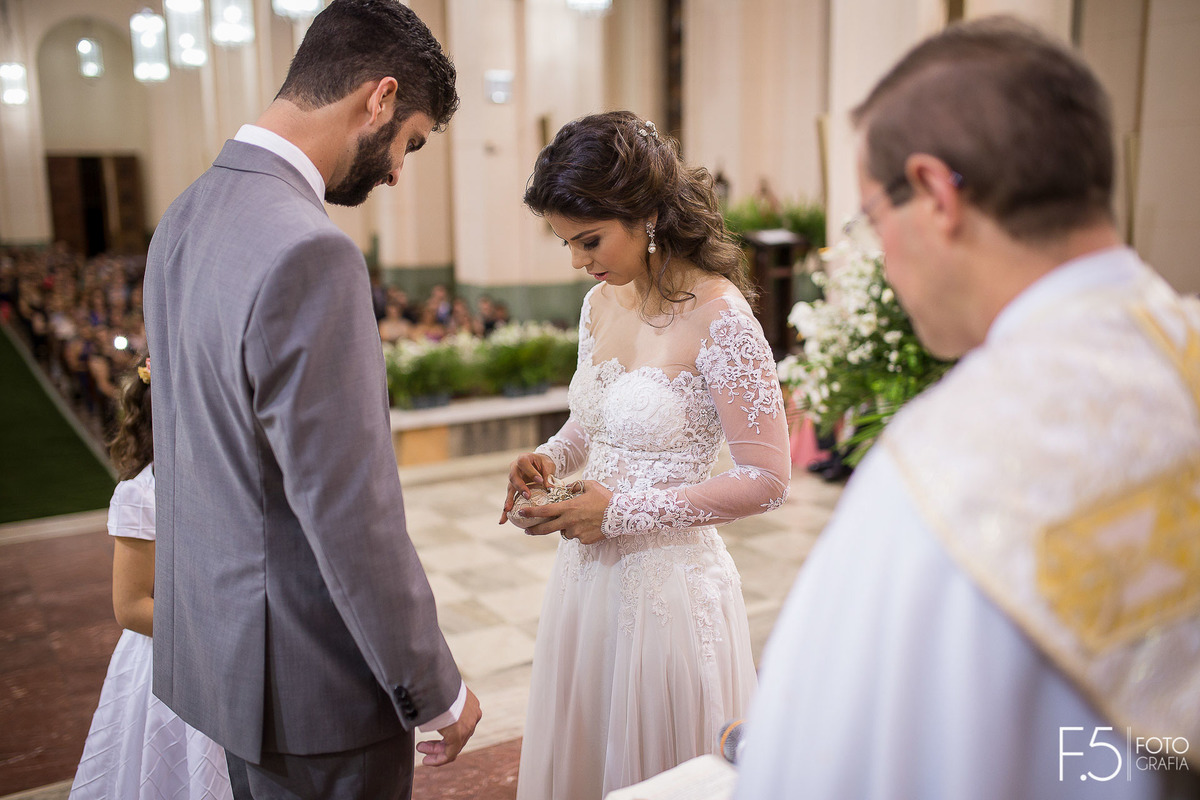 Casamento Mariana e Alan, troca de alianças, em Guaxupé - MG