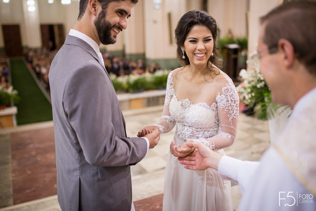 Casamento Mariana e Alan, troca de alianças, em Guaxupé - MG