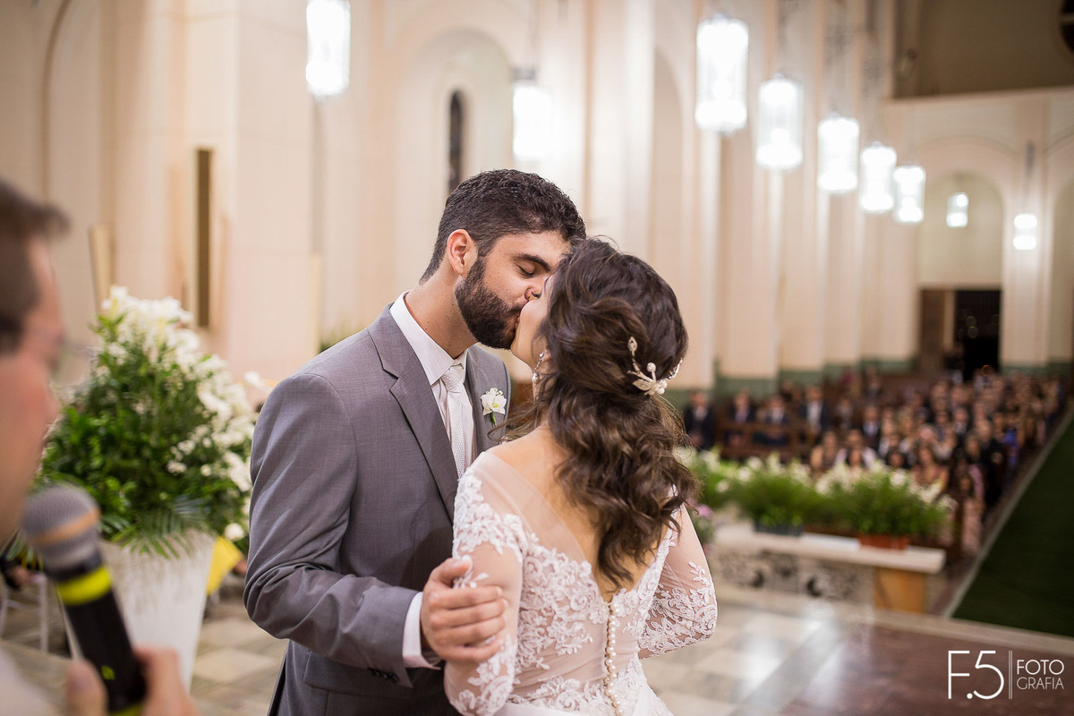 Casamento Mariana e Alan, se beijando, em Guaxupé - MG.
