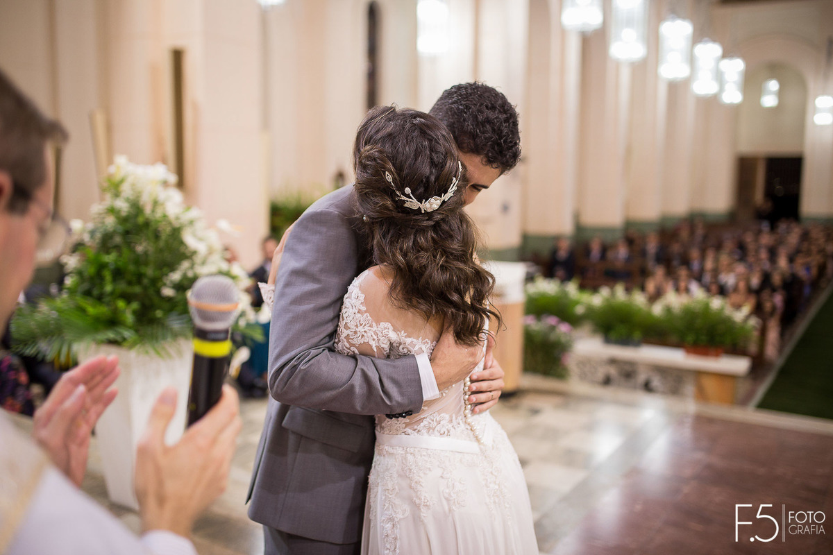 Casamento Mariana e Alan, abraçando, em Guaxupé - MG.
