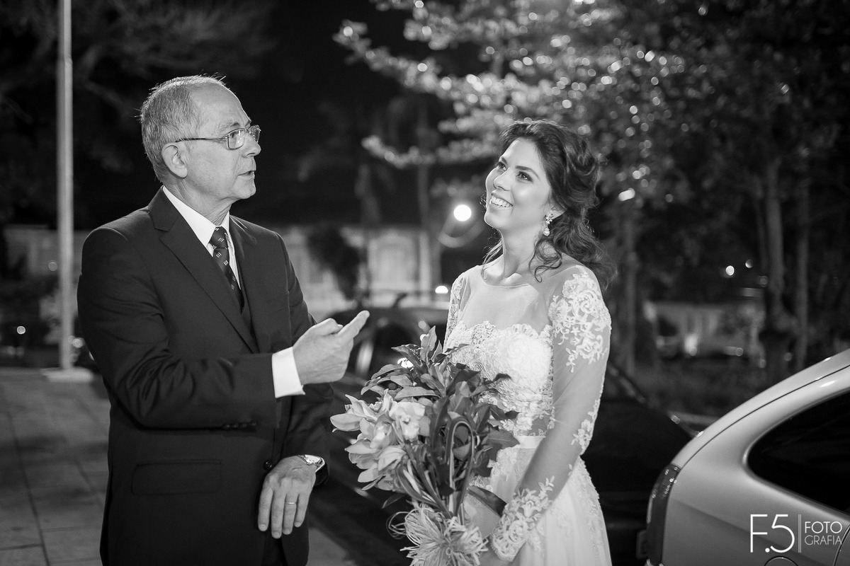 Noiva Mariana segurando o buquê e seu pai, em Guaxupé - MG.