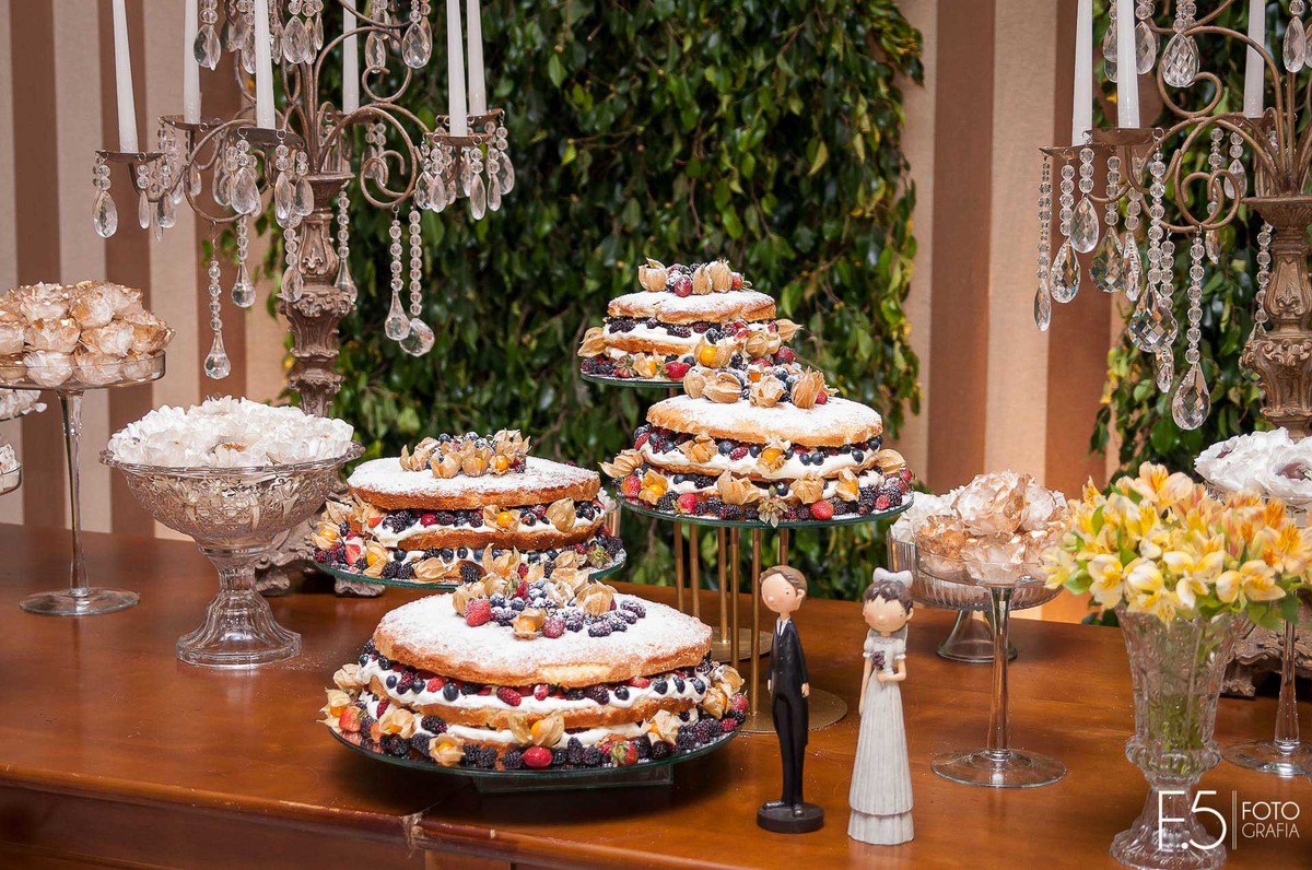 Detalhes da mesa do bolo na festa dos noivos Mariana e Alan, Guaxupé - MG