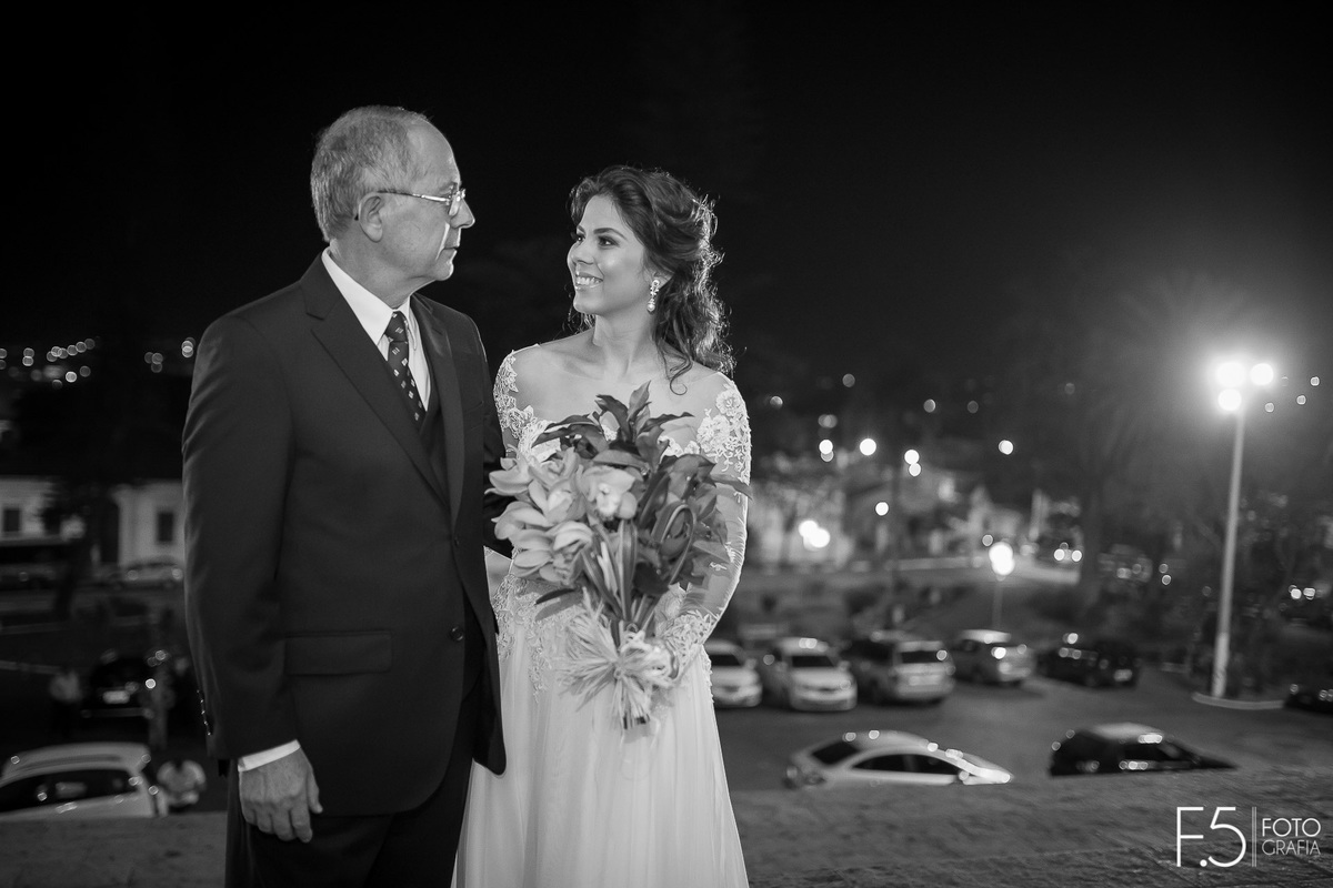 Noiva Mariana e seu pai se olhando, em Guaxupé - MG.