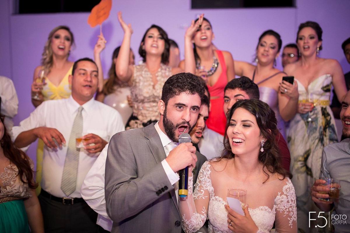 Noivo Alan curtindo a festa de casamento em Guaxupé - MG.