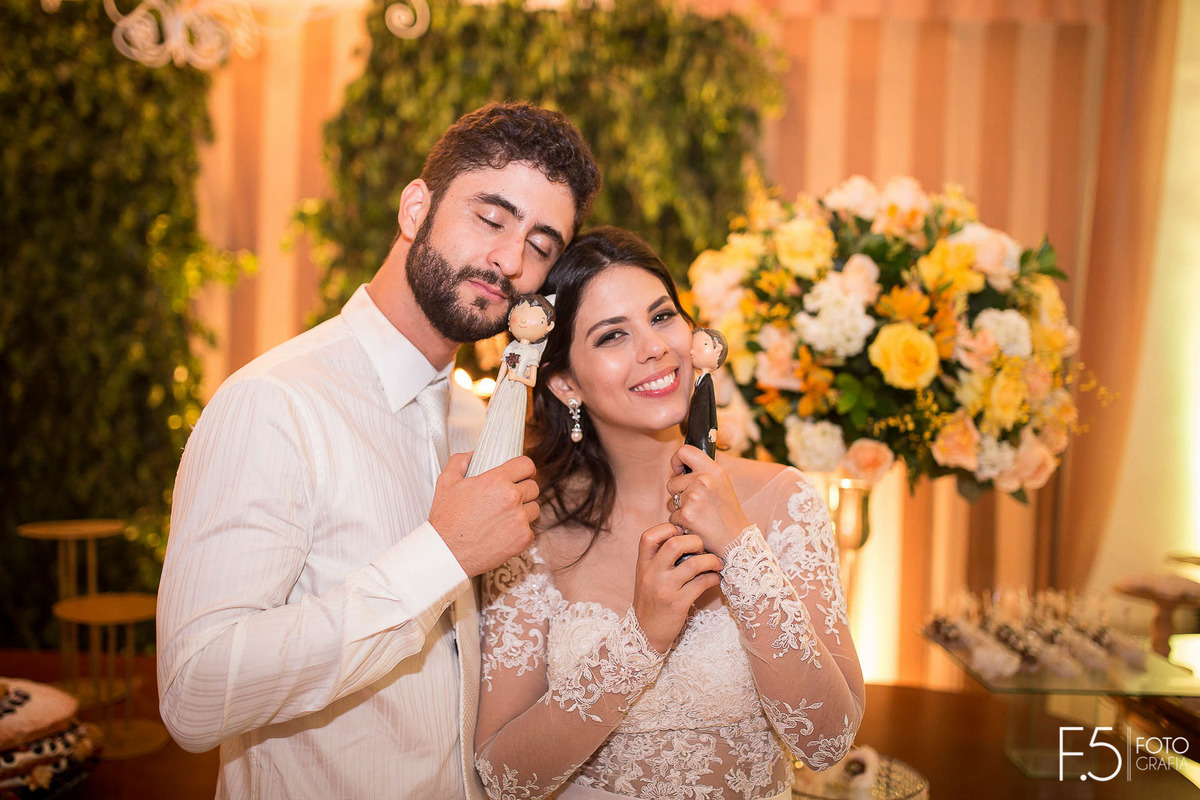 Noivos Mariana e Alan, com os bonequinhos do bolo, em Guaxupé - MG.