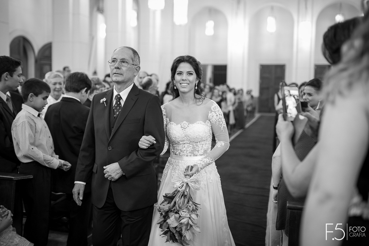 Casamento Mariana e Alan, entrada da noiva na igreja, em Guaxupé - MG