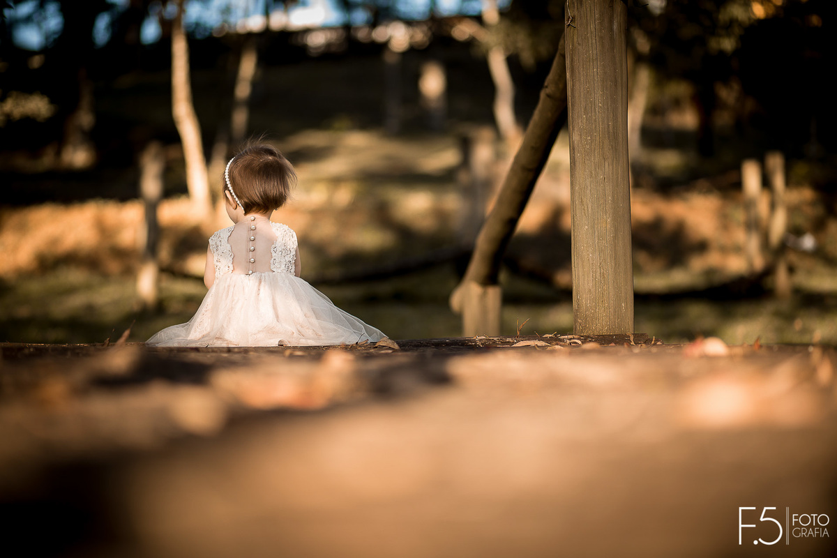 1 ano da Larinha, sentada a uma ponte, em um Parque em Muzambinho - MG.