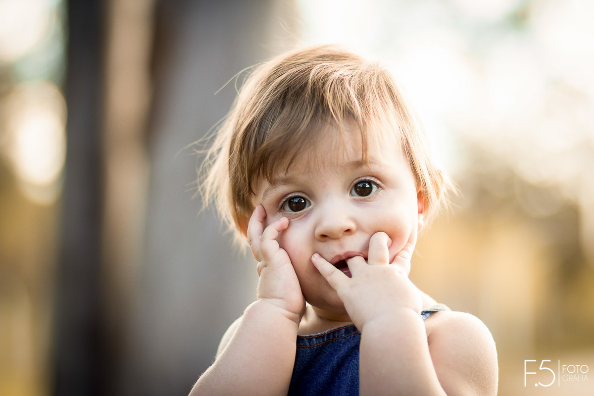 1 ano da Larinha, com a mãozinha na boca, em Muzambinho - MG.