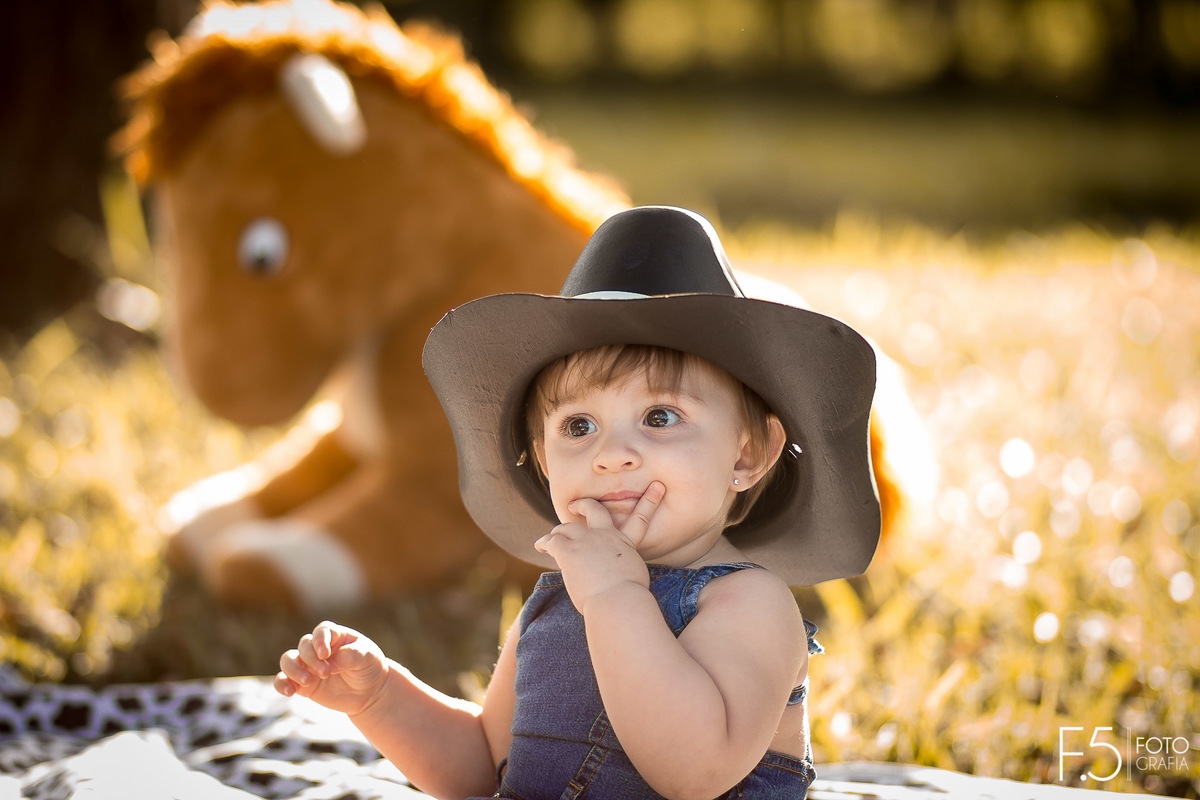 1 ano da Larinha, sentada no Parque, em Muzambinho - MG