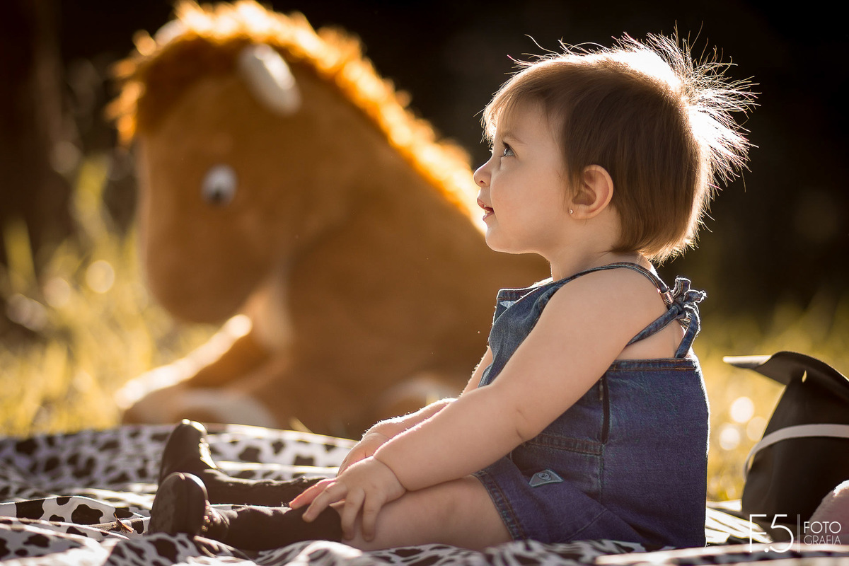 1 ano da Larinha, sentada com a mãozinha na perna, em Muzambinho - MG.