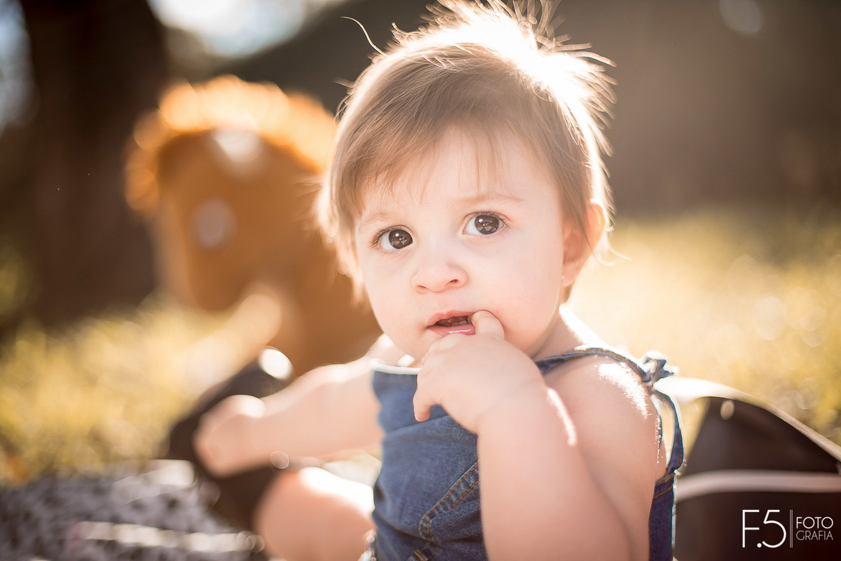 1 ano da Larinha, com a mãozinha na boca, em Muzambinho - MG