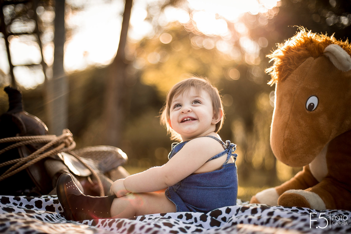 1 ano da Larinha, sentada e sorrindo a beça, em Muzambinho - MG.