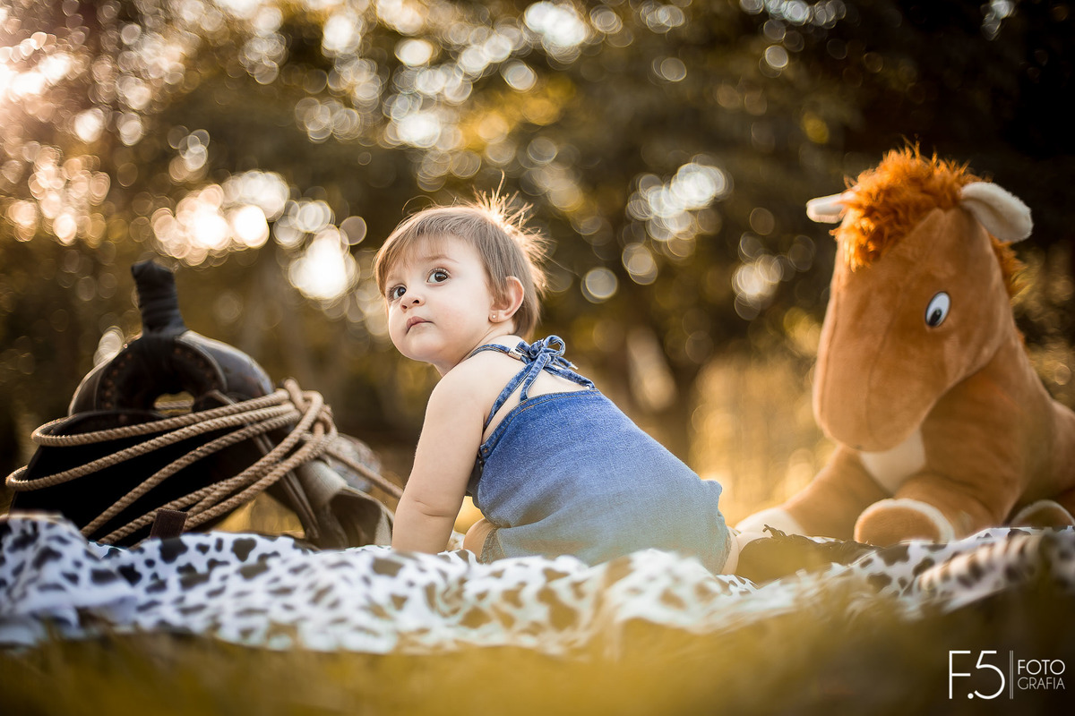 1 ano da Larinha, olhando para o céu, em Muzambinho - MG.