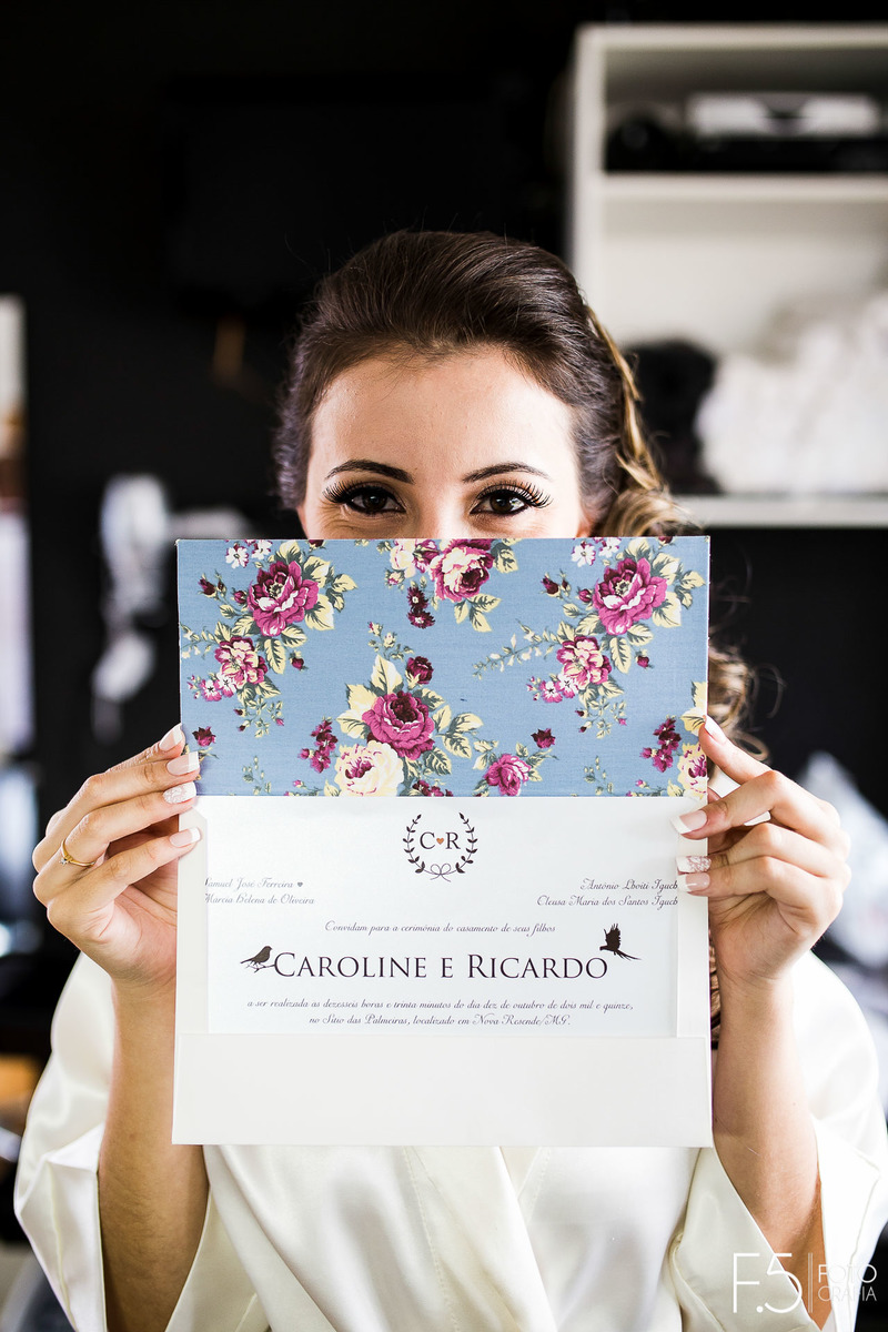 Making of da noiva Caroline, com seu convite, Casamento Nova Resende - MG.
