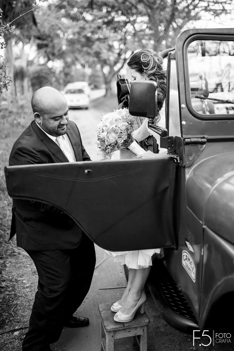 Casamento Caroline e Ricardo, noiva chegando no local da cerimônia, em Nova Resende - MG.