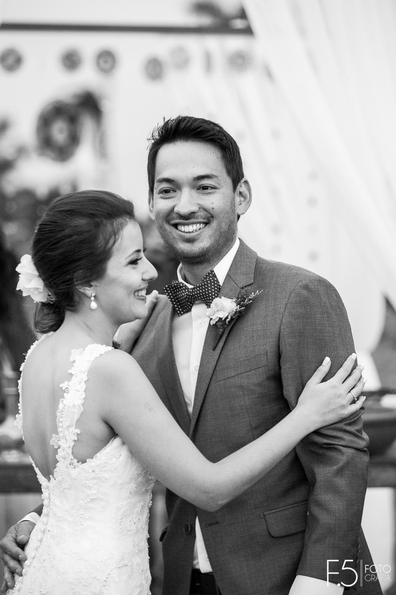 Casamento Caroline e Ricardo, sorrisos em meio a cerimônia, em Nova Resende - MG.